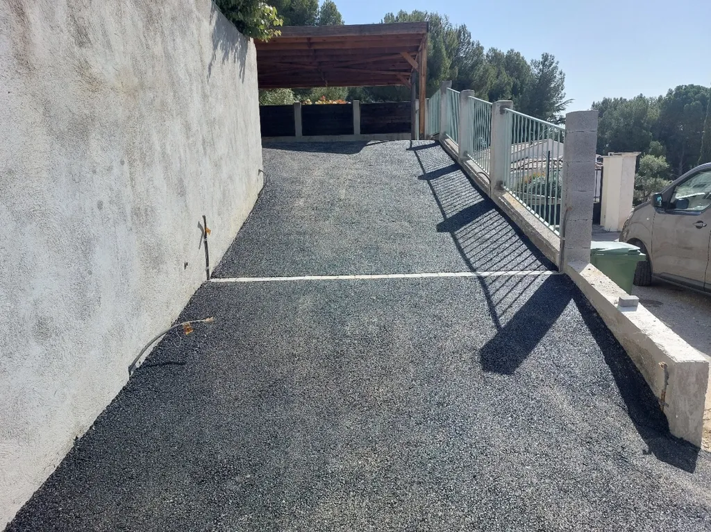 application d'enrobé de bitume noir sur Coudoux dans les Bouches-du-Rhône 