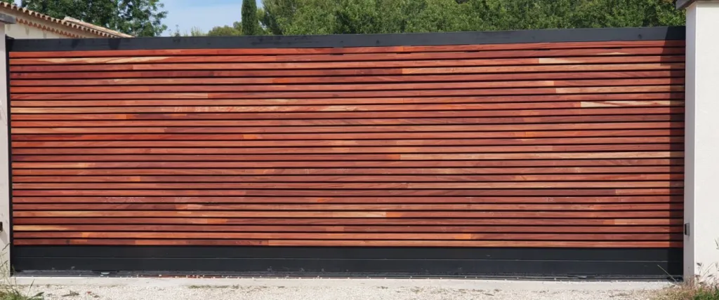 Innovation et Artisanat : Découverte de Notre Portail en Bois de Padouk par le Ferronnier 