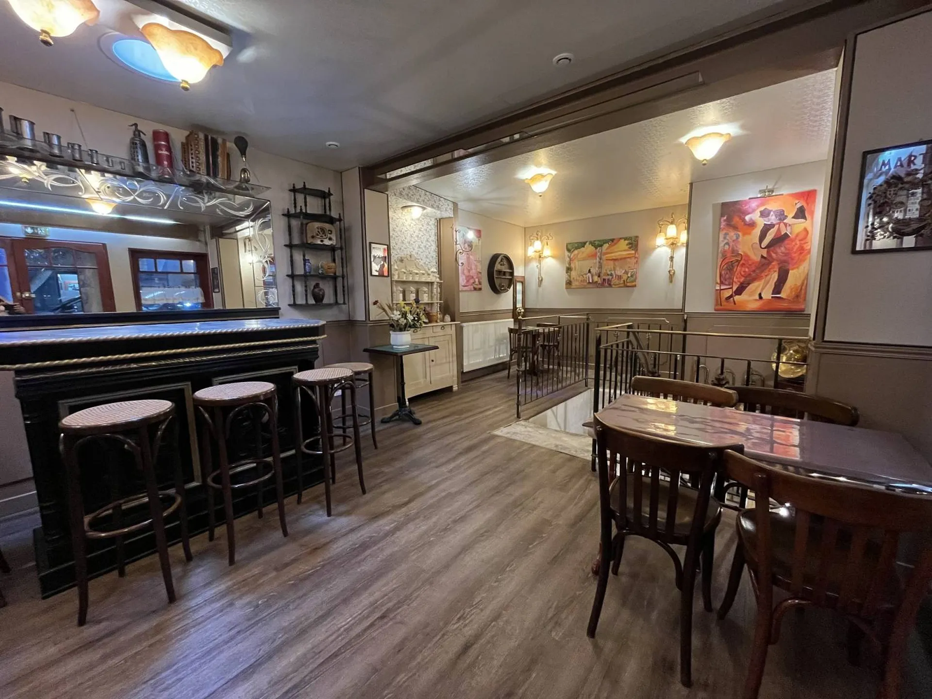 Ensemble immobilier, à vendre, avec ascenseur, situé en centre ville de Caudebec en Caux