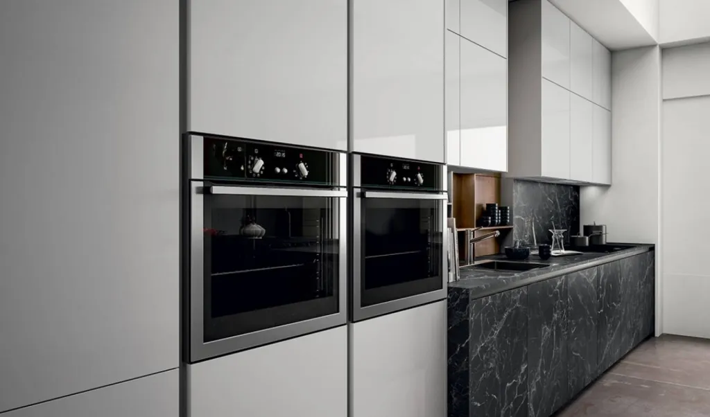 Cuisine italienne laque brillante et plan de travail pierre noir style carrare près de Sanary
