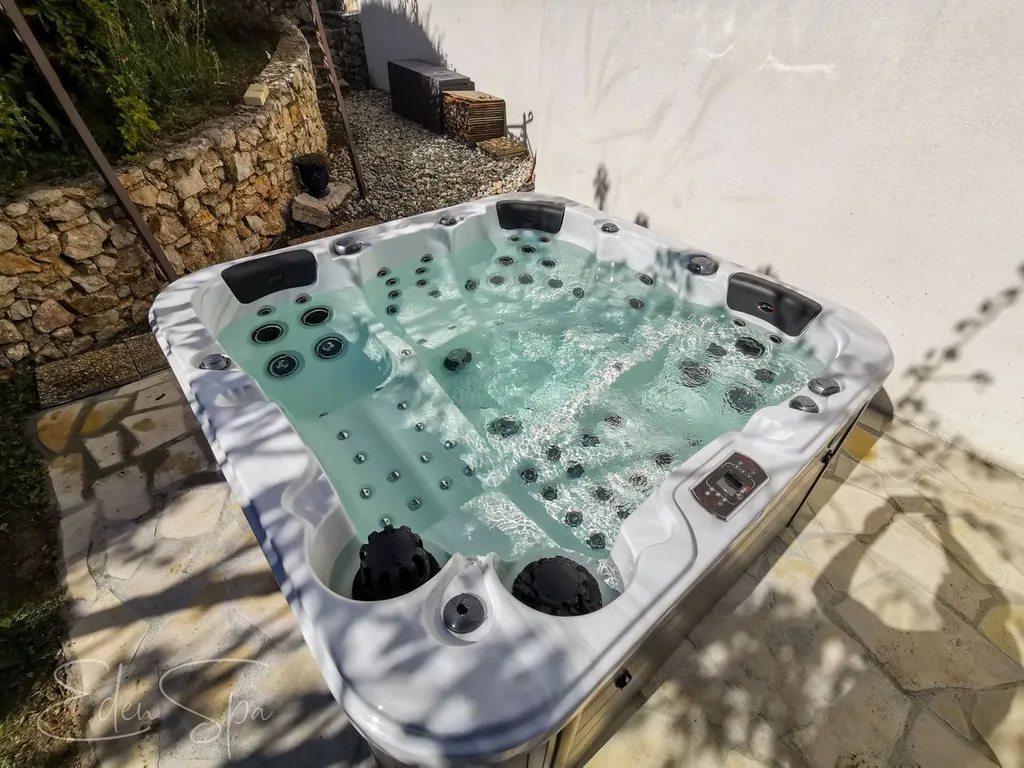 jacuzzi canadien terrasse les pennes-mirabeau