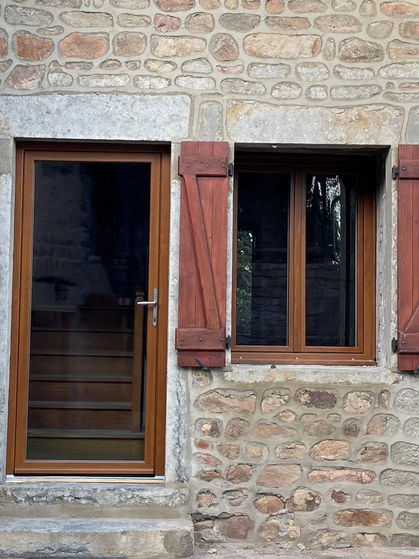Porte d’entrée et fenêtre après rénovation améliorant l’isolation thermique et le confort dans une maison en pierre à Beaujeu (Rhône 69)
