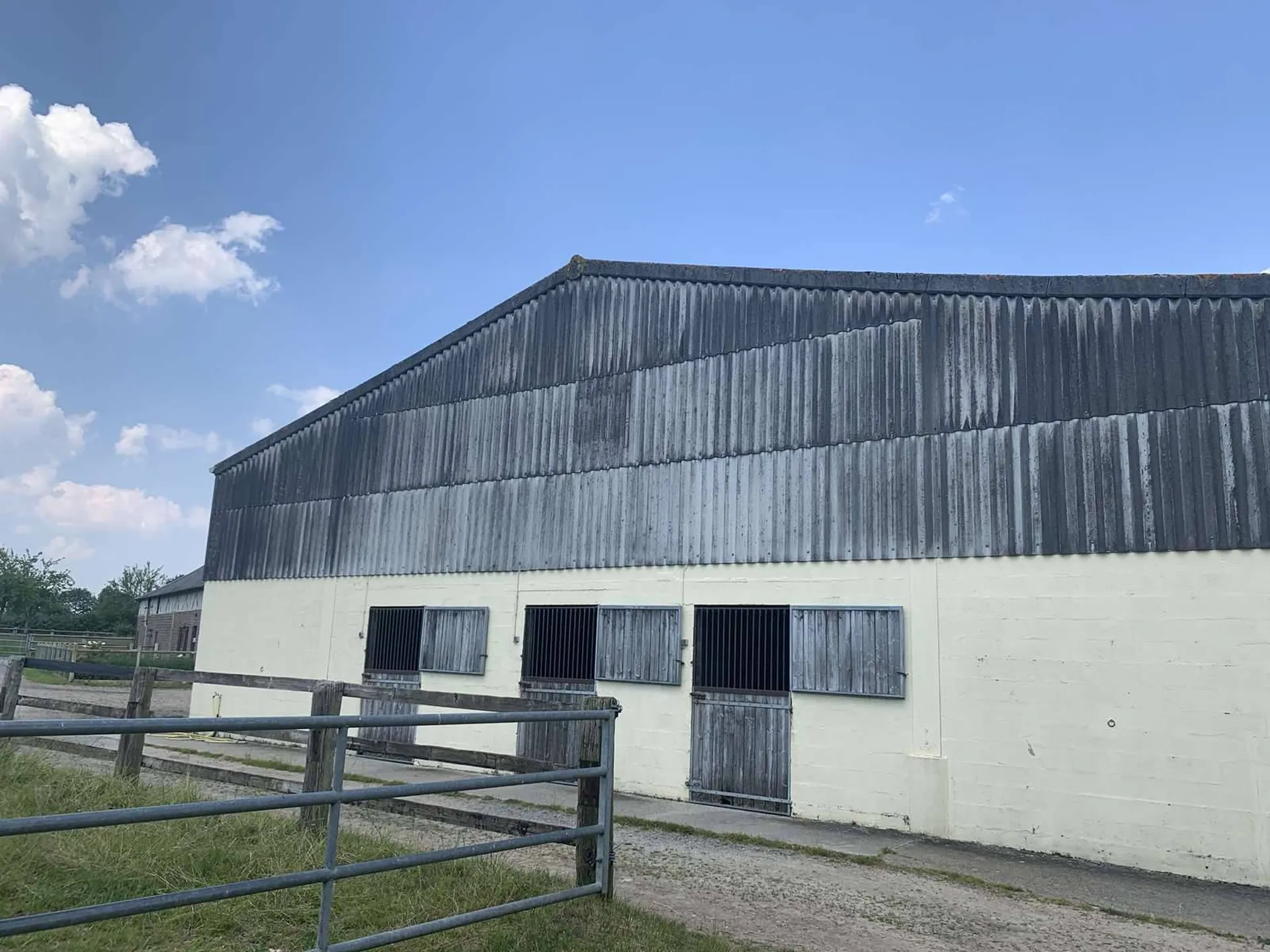 PAYS D'AUGE DU CALVADOS : Région LIVAROT : Structure Equestre et élevage de bovins de 28 HA