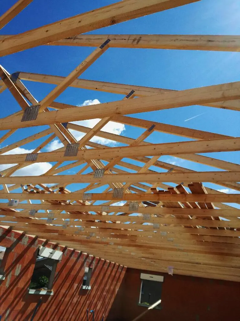 Réalisation d'une charpente industrielle en bois sur mesure pour une maison neuve à Parentis-en-Born