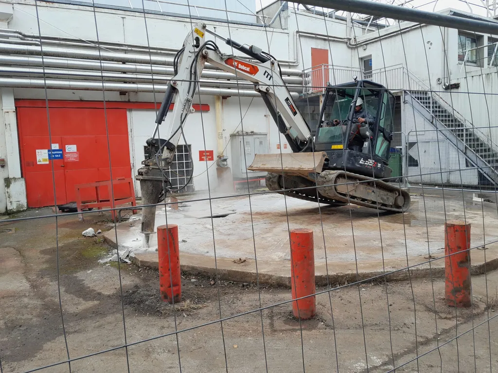 Entreprise de démolition à Ecully, près de Lyon: démolition de dalle béton avec pelle mécanique et BRH