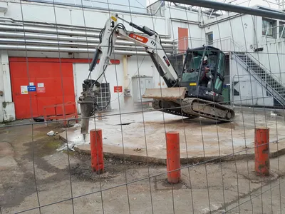 Entreprise de démolition à Ecully, près de Lyon: démolition de dalle béton avec pelle mécanique et BRH