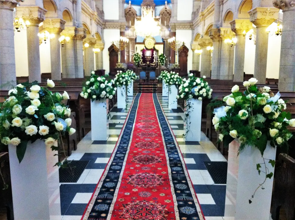 Décoration de fleurs pour allée des mariés église
