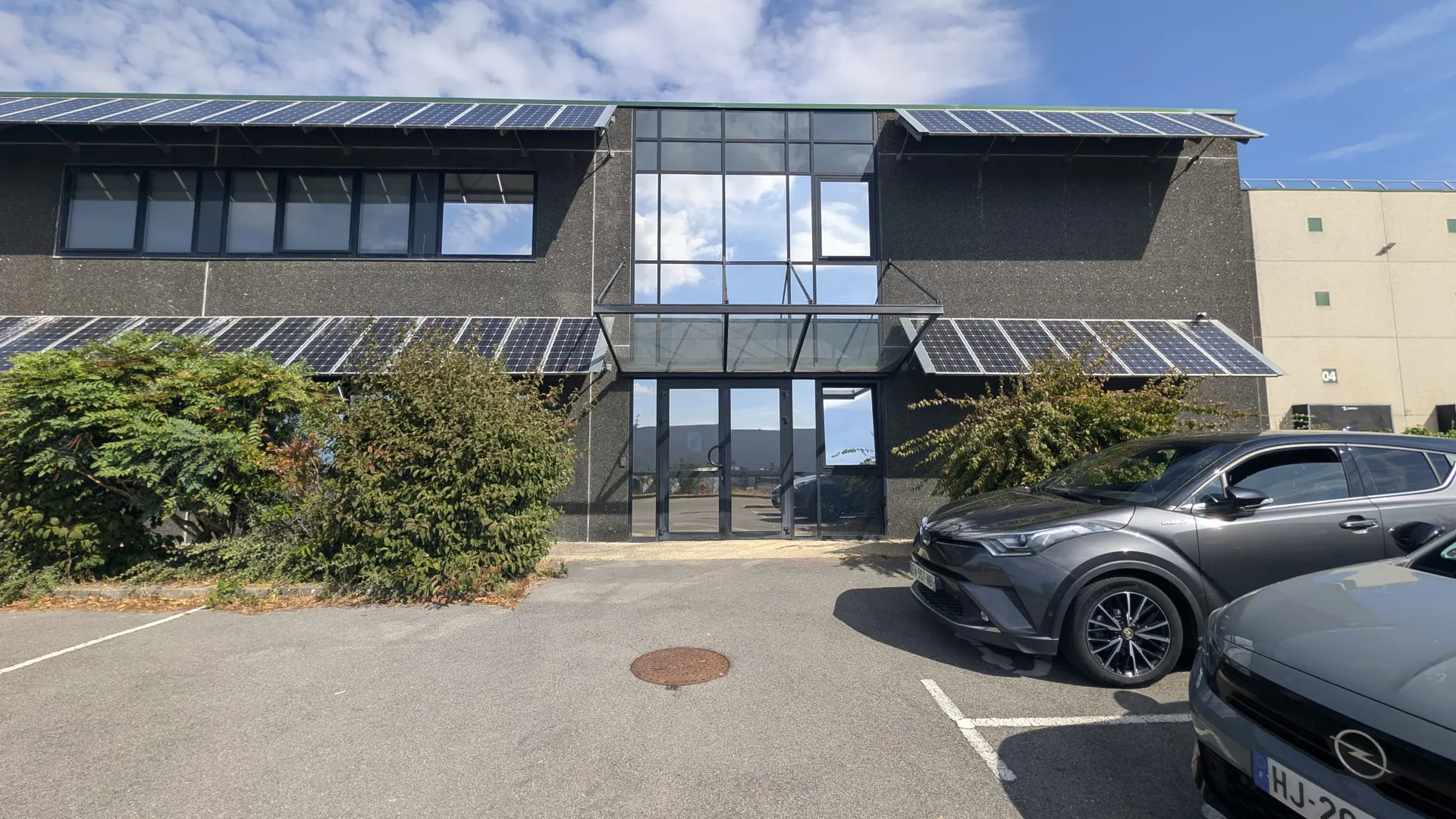Pose de films solaires Solar Screen sur le site d'une entreprise