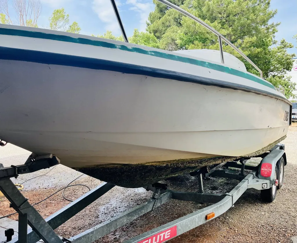 covering sur un bateau à brignoles dans le var