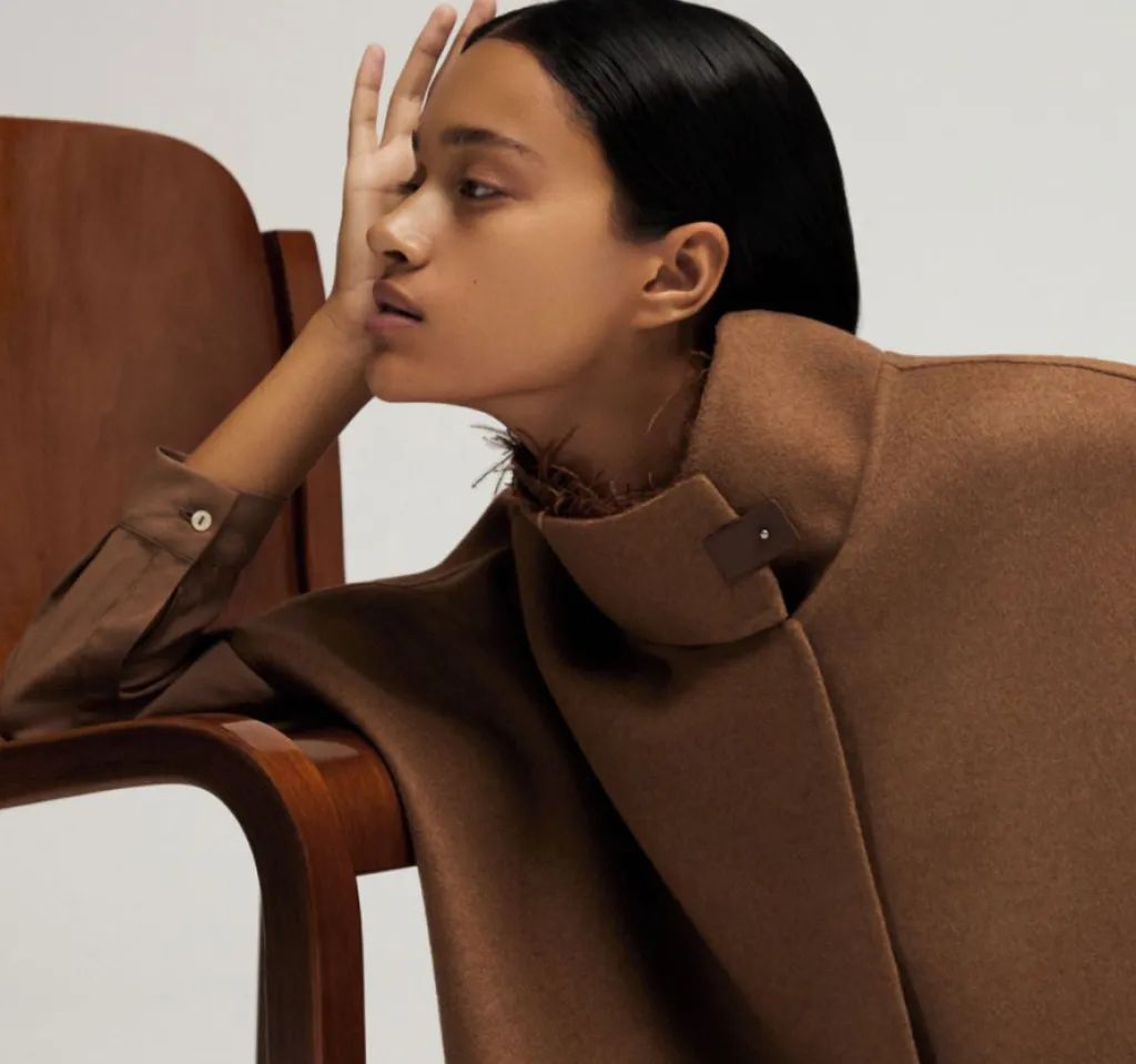 La Maison Fabiana Filippi crée des vêtements pour les femmes classiques, élégantes et raffinées.