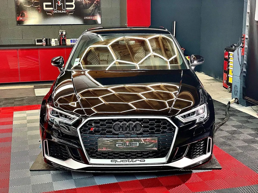 Rénovation de carrosserie abimée et rayée d'une Audi RS3 à La Tour de Salvagny