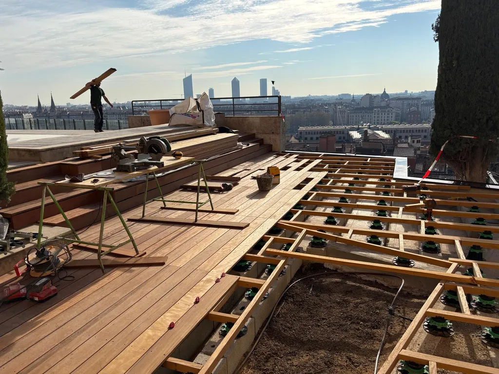 Aménagement paysager et rénovation espaces extérieurs avec zone piscine haut de gamme à Lyon de la Villa Florentine