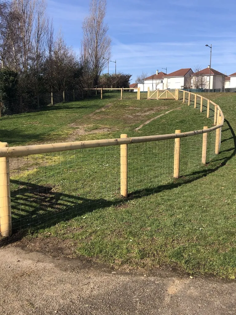 Pose de Clôtures de délimitation en bois, Ganivelles de Protection et Grillages sur Poteaux à Pont l'Évêque dans le Calvados 14 et ses Alentours