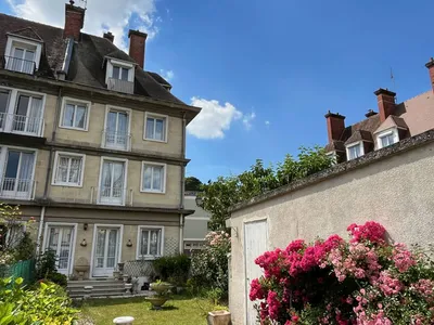 Ensemble immobilier, à vendre, en centre ville de Caudebec en Caux avec jardinet et garage