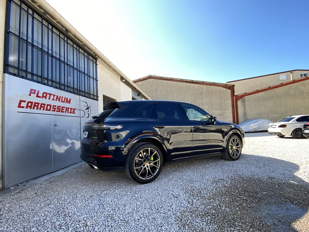 réparation carrosserie Porsche Cayenne du Centre Porsche Marseille proche de cassis et la Ciotat