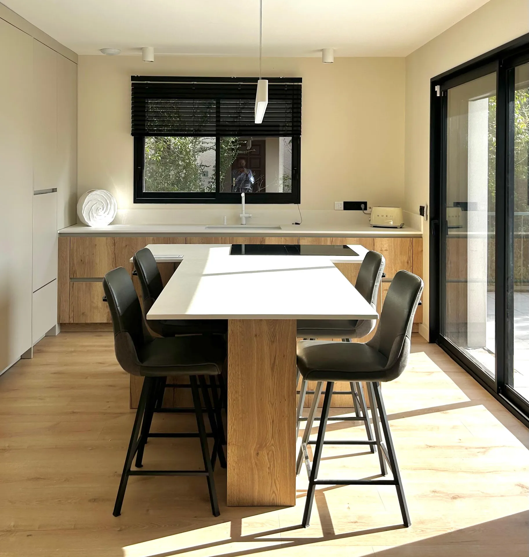 Cuisine cachemire et bois avec plan de travail en céramique, une cuisine à l'Union, près de Toulouse