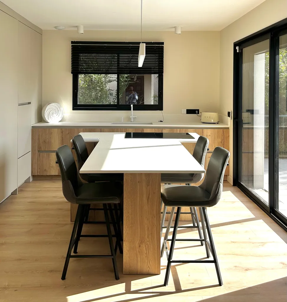 Cuisine cachemire et bois avec plan de travail en céramique, une cuisine à l'Union, près de Toulouse