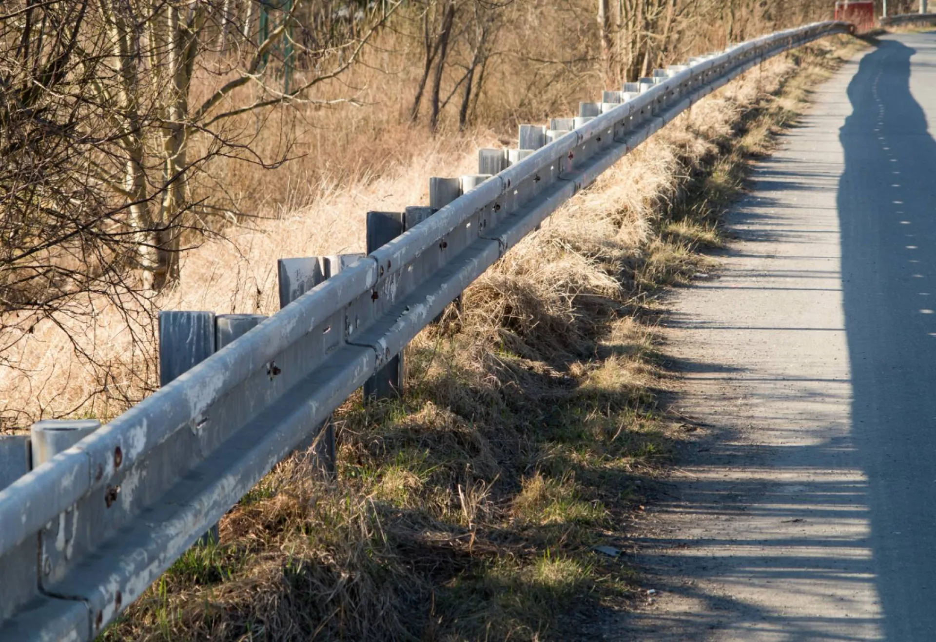 Entretien de bords de routes dans le Gard par entreprise de débroussaillage