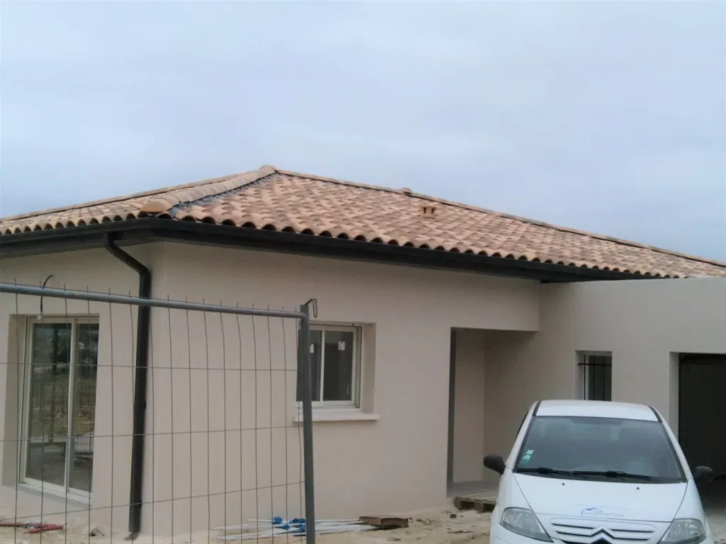 Comment poser des gouttières de forme corniche G325 en aluminium sur une maison neuve ?