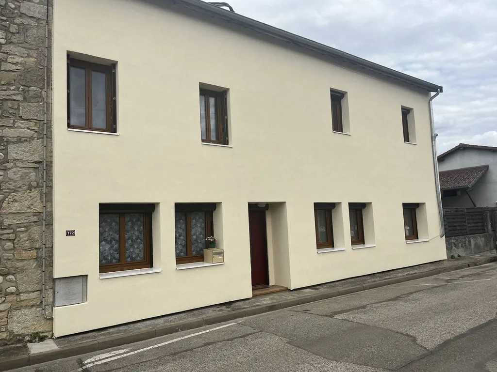 Rénovation énergétique dans l'Ain (01) : travaux d'isolation, de VMC et changement de la source de chaleur dans une maison à LEYMENT (69)