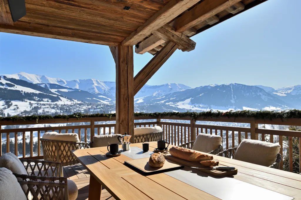 Construction d'une terrasse en bois abritée sur mesure de 50m² dans un chalet haut de gamme à Saint-Gervais-les-Bains