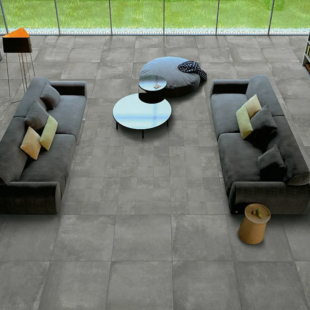 Trouvez votre carrelage extérieur effet béton haut de gamme en format 60x60 ou 90x90 dans nos magasins Le Comptoir du Sol près de Rouen et Dieppe.