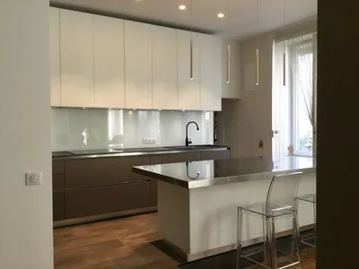 cuisine bicolore avec plan de travail en compact fenix et inox