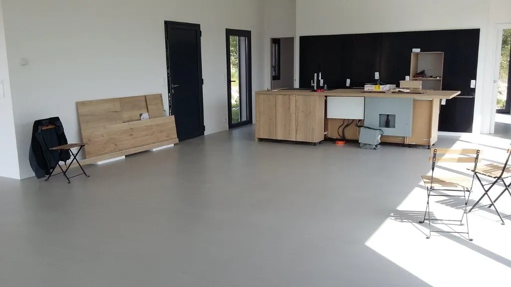 SOL EN BÉTON CIRÉ COULE AVEC UNE CHAPE MINCE FIBRE TEINTE A GEMENOS 13