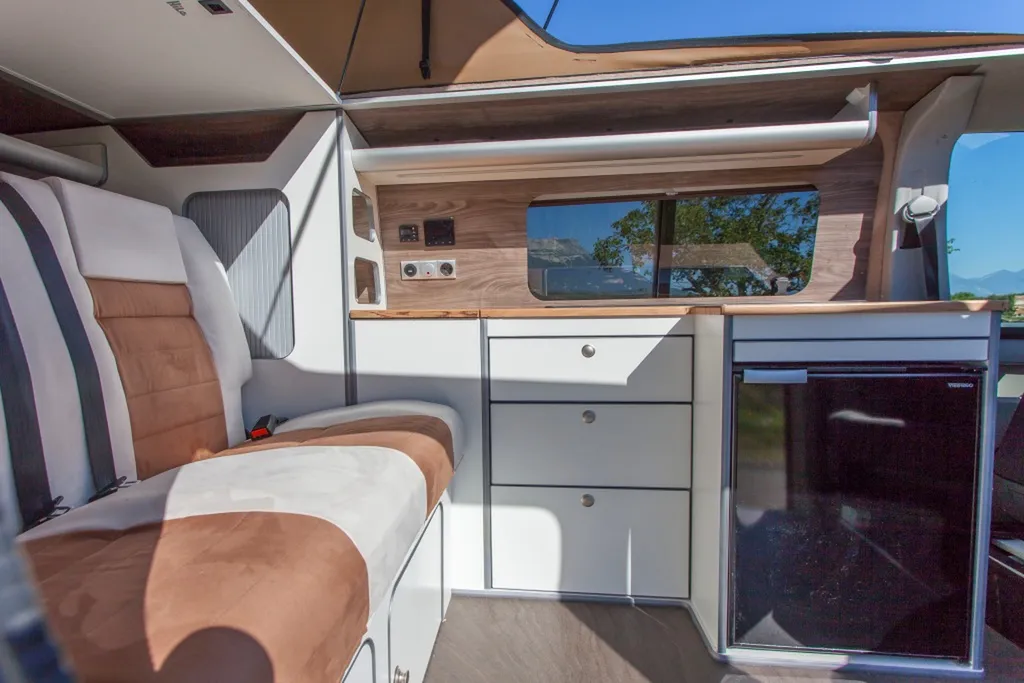 Spécialiste de l'Aménagement intérieur sur mesure VW Transporter T6 L2H1 à Chambéry par notre atelier spécialiste Custovan