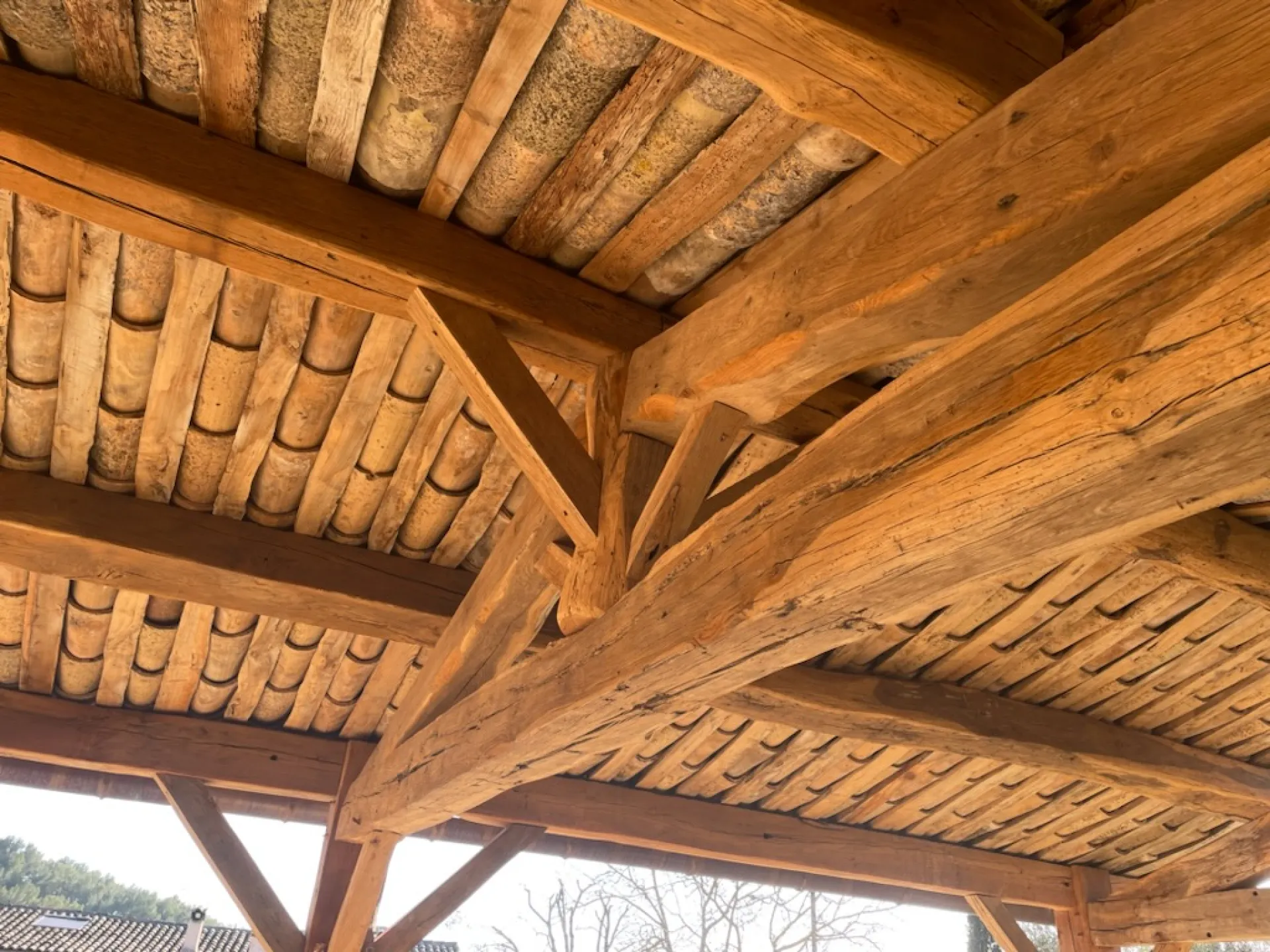Votre artisan charpentier pour la rénovation et la construction de charpente et de toiture en Provence: faites appel au savoir-faire reconnu des Charpentiers du Luberon