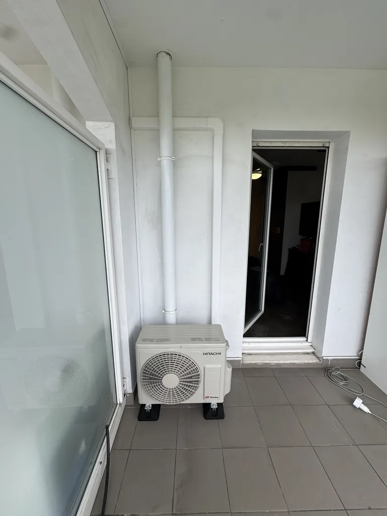 Groupe extérieur HITACHI AirHome 400 installé dans un appartement à Aix-en-Provence par PROXICLIM