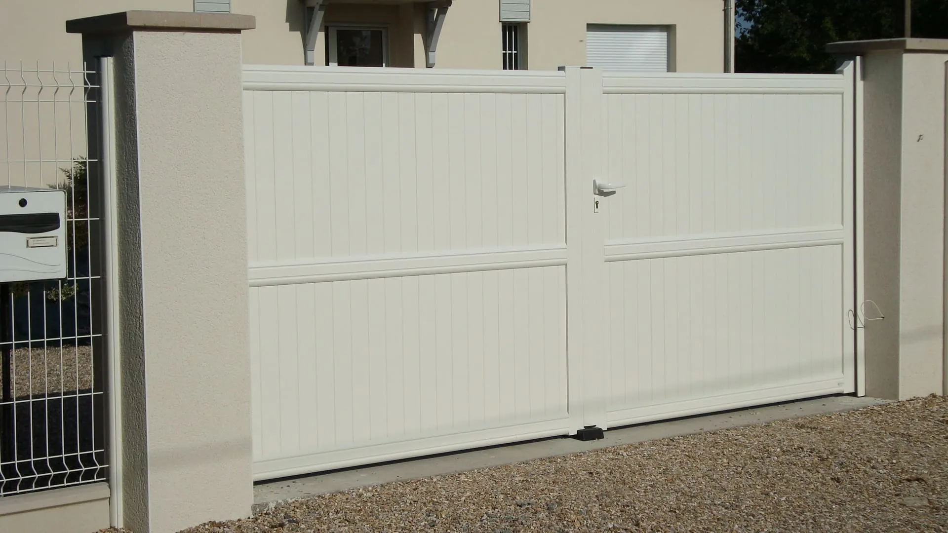 Installation de Portail en aluminium Battant, Modèle Esthétique Classique, Teintes Originales Sur-Mesure à Yvetot en Seine-Maritime 76 et Fauville-en-Caux