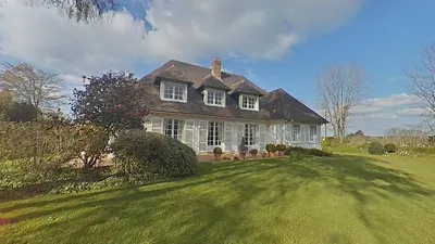 A acquérir, Propriété pourvue d'un beau jardin paysagé de 4 310 m² et d'une dépendance normande, proche des commodités de Beuzeville 27210