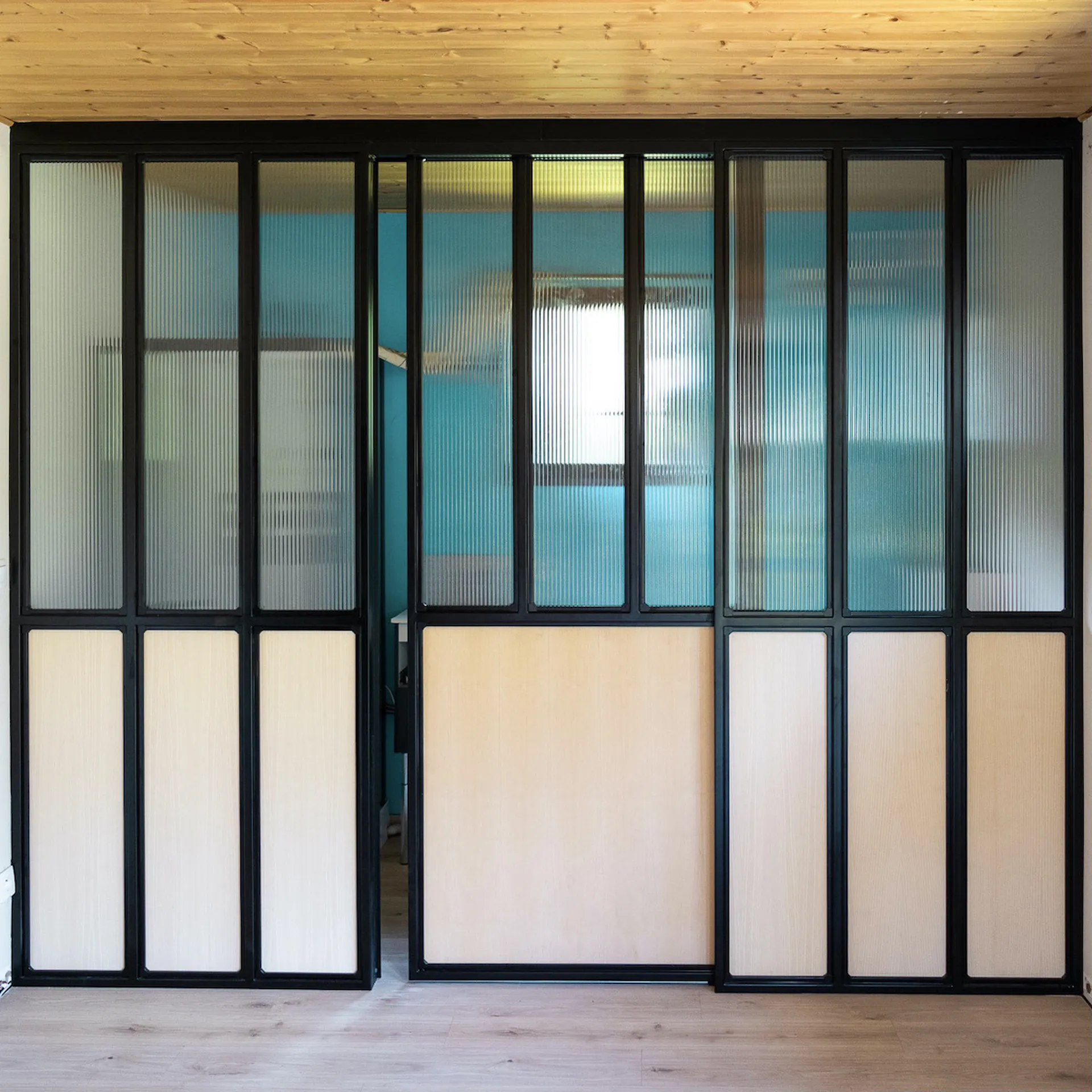 Verrière en bois et fer à Ucel en Ardèche apporte élégance et lumière à votre intérieur.