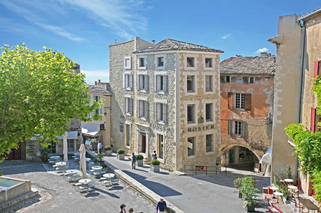 L'Agence familiale immobilière ROSIER vous accompagne pour tous vos projets de qualité en Provence depuis 1970 dans le Luberon, autour du Mont Ventoux et dans les Alpilles.