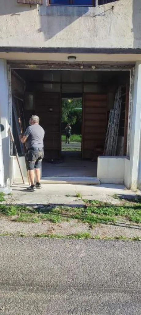 Pose d'une porte d'entrée en PVC imitation bois, haute performance avec châssis vitrés Premium Ouvertures à le Vaudioux dans le Jura