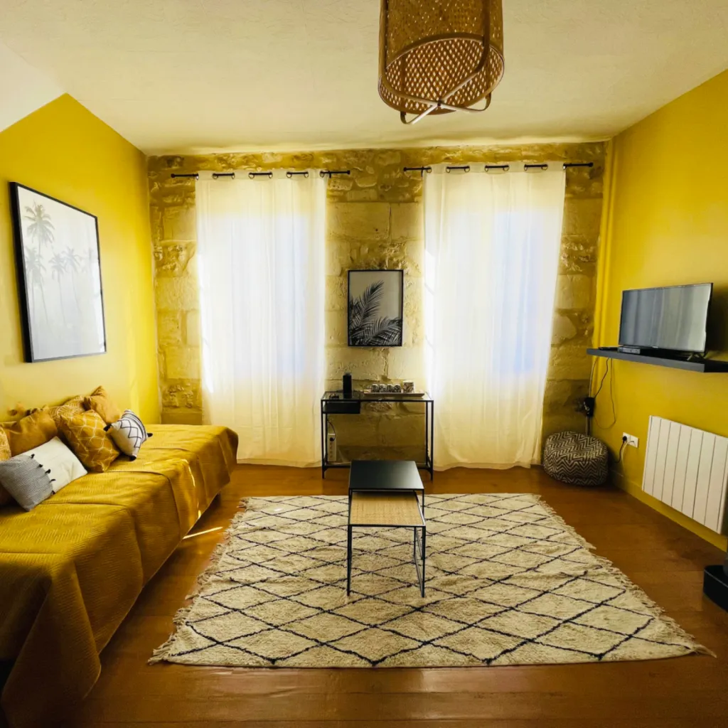 Aménagement et décoration d’une maison d’hôtes dans le Médoc – Création d’ambiances uniques et colorées par L'Atelier D. architecte d'intérieur à Bordeaux 