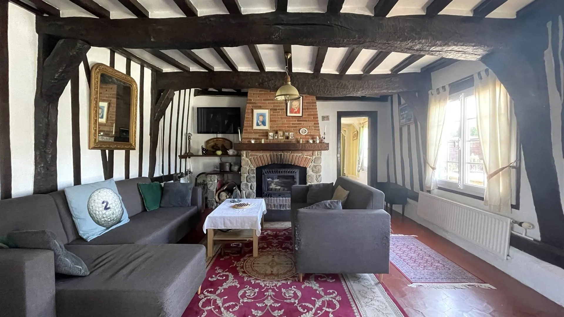 A vendre : Belle propriété avec dépendances et grand terrain, parfait pour les amateurs d’espace et de tranquillité.