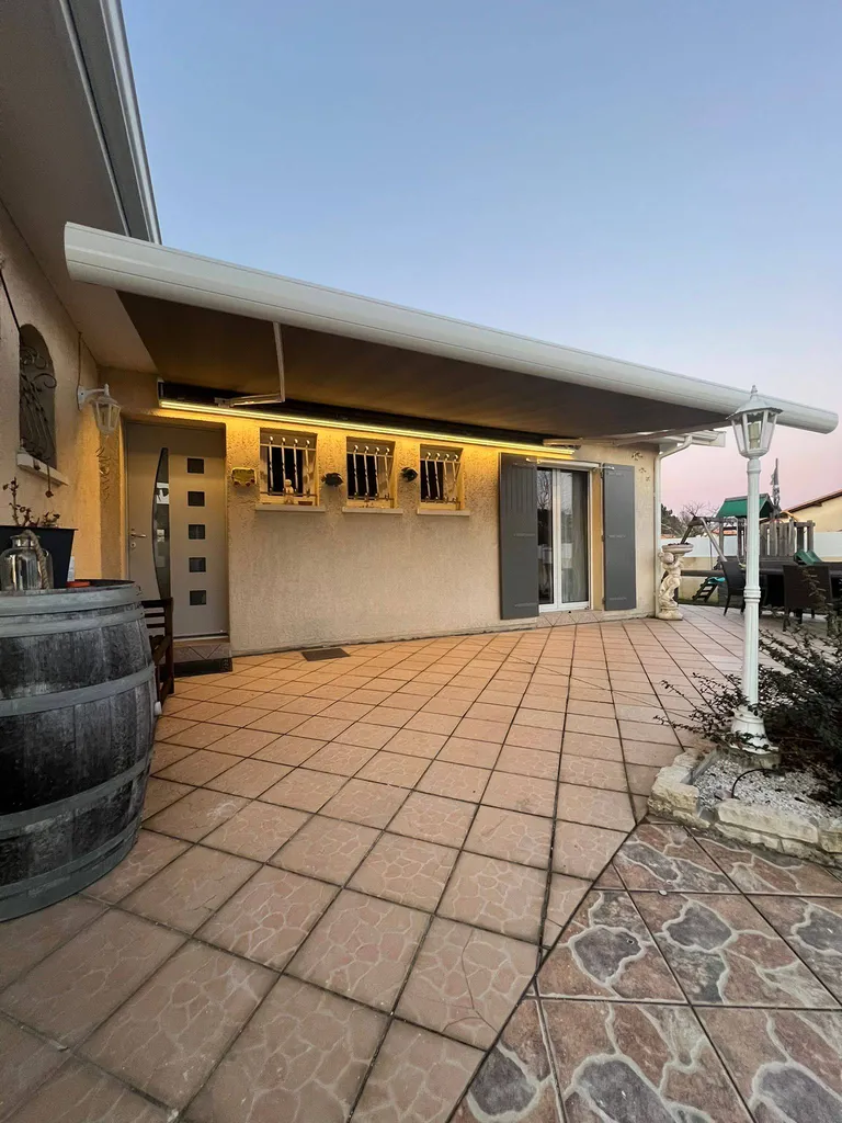 Nouveau store banne sur mesure  gris anthracite déplié avec led intégrées allumées