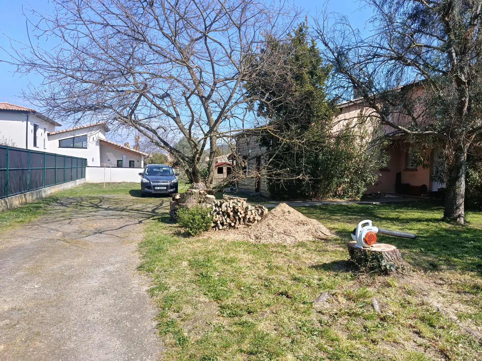 Abattage par démontage d'un pin mort sur pied sur Muret proche de Seysses, par les jardiniers paysagistes MAT'TAILLE