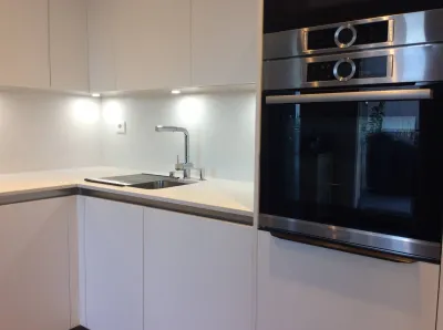 Pose d'une cuisine italienne équipée Laque mat blanche et Quartz à Bandol dans le 83