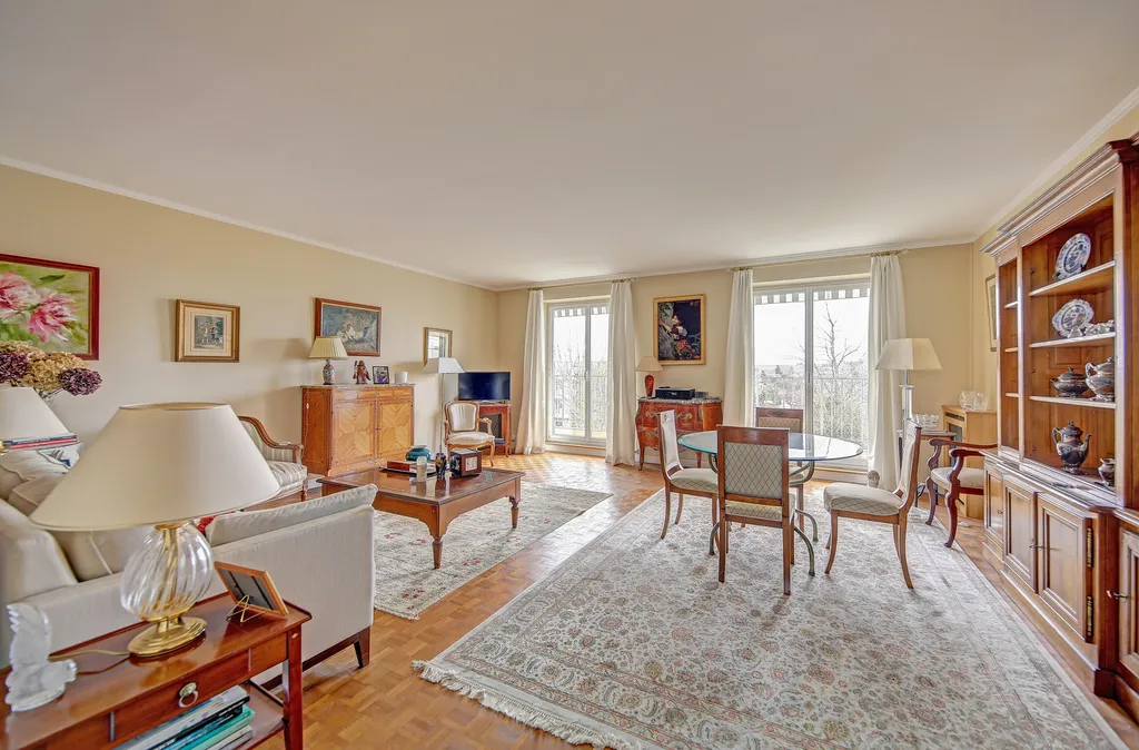 Beau salon à Saint Germain en Laye avec vue balcon