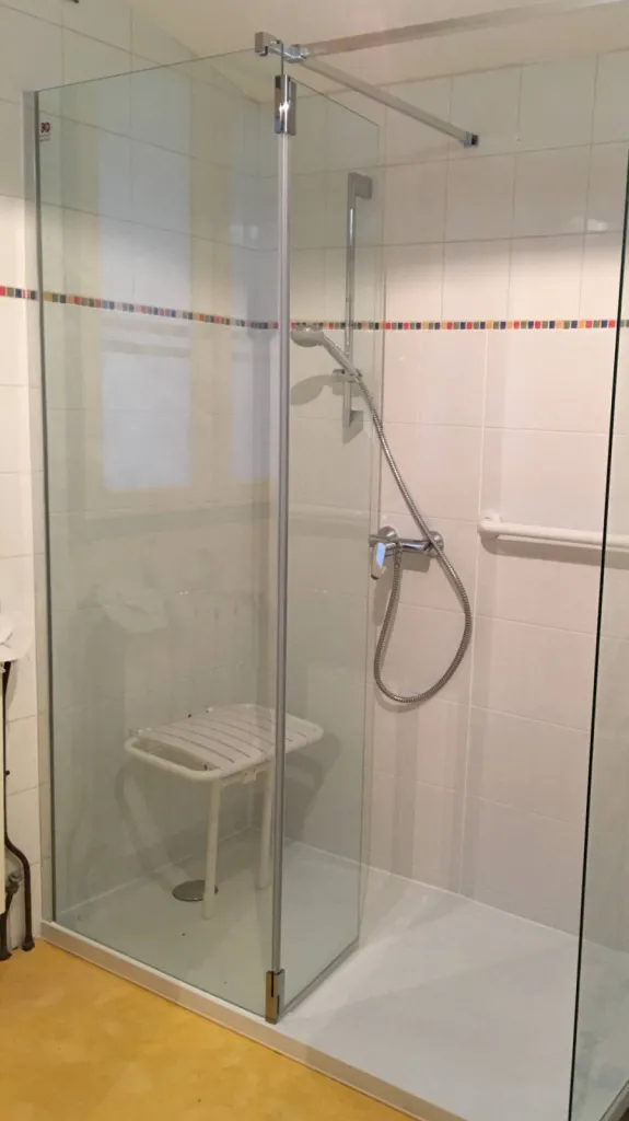 Remplacement baignoire par douche sénior sécurisée
