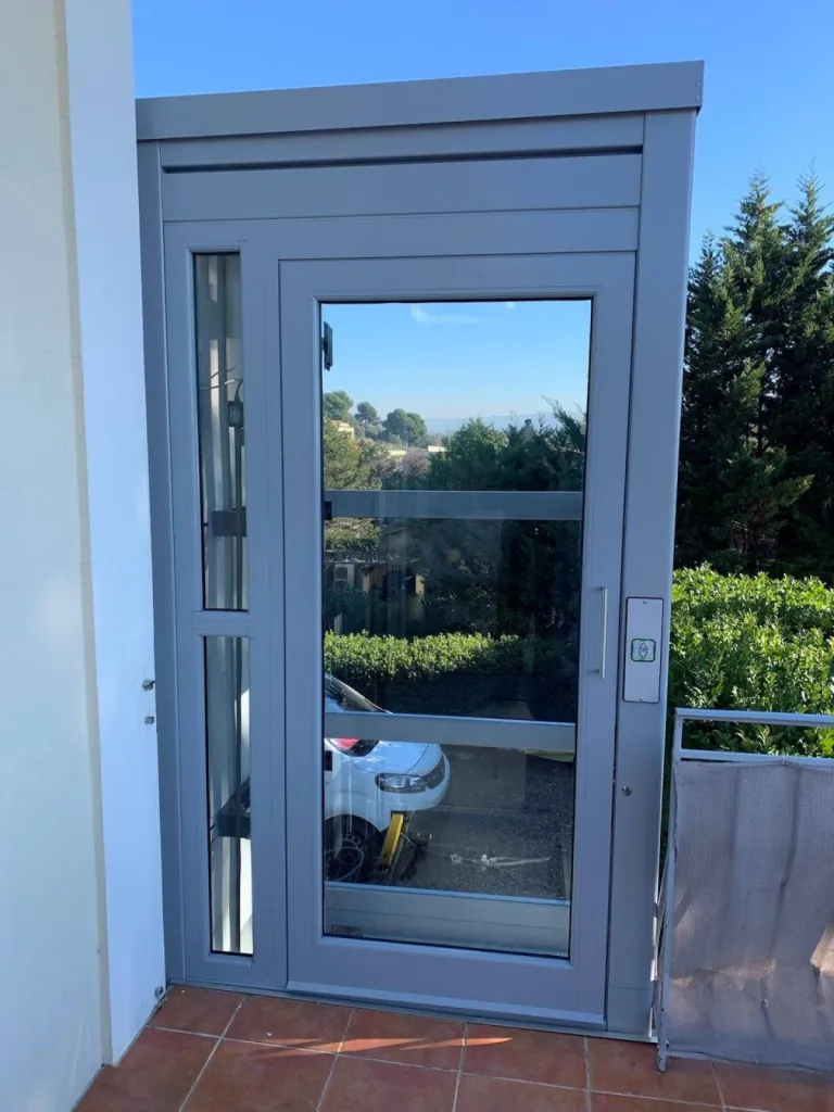 Accès direct sur la terrasse pour cet ascenseur de maison extérieur VIMEC autoporteur à Rognac