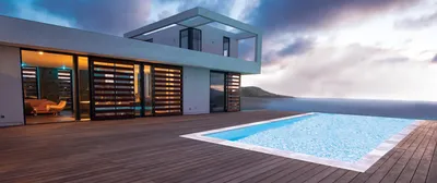 Construire une piscine contemporaine avec terrasse bois et vue dégagée pour une villa à Saint-Maximin-la-Sainte-Baume et dans le Var
