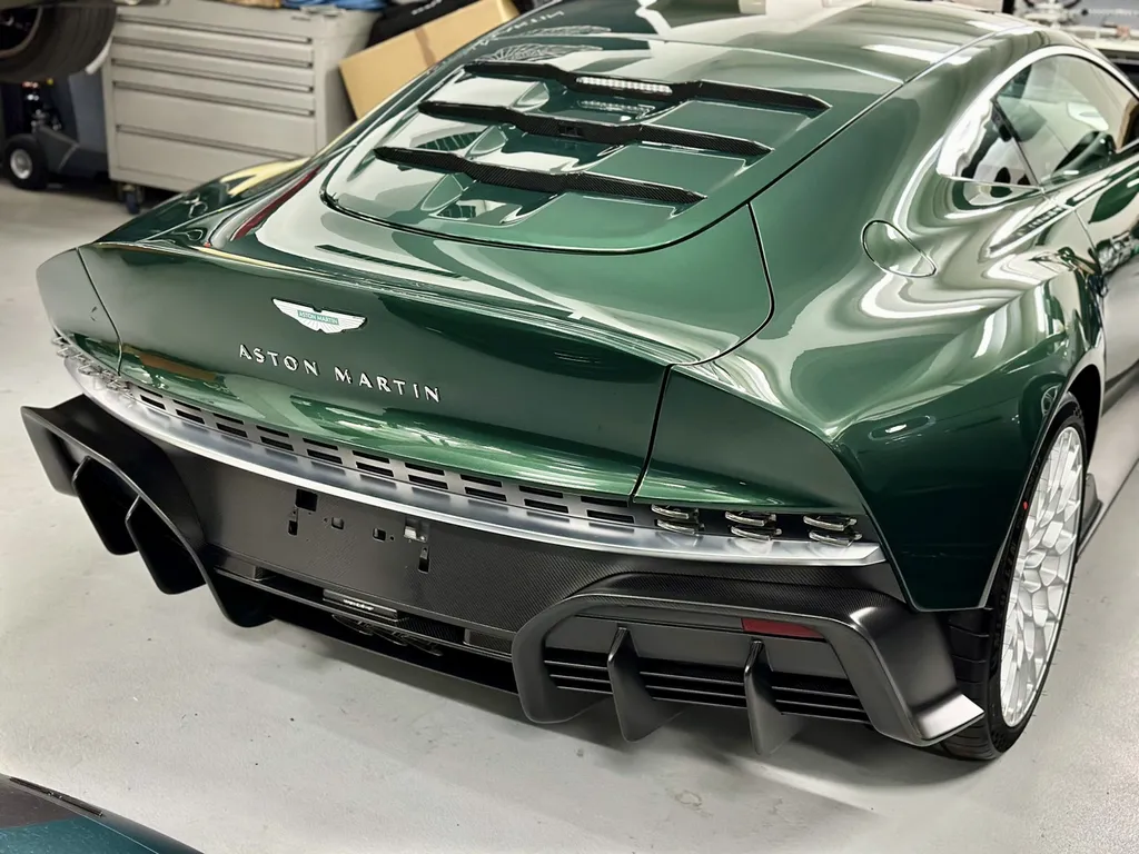 Traitement céramique Lyon protection carosserie Aston Martin Valour 