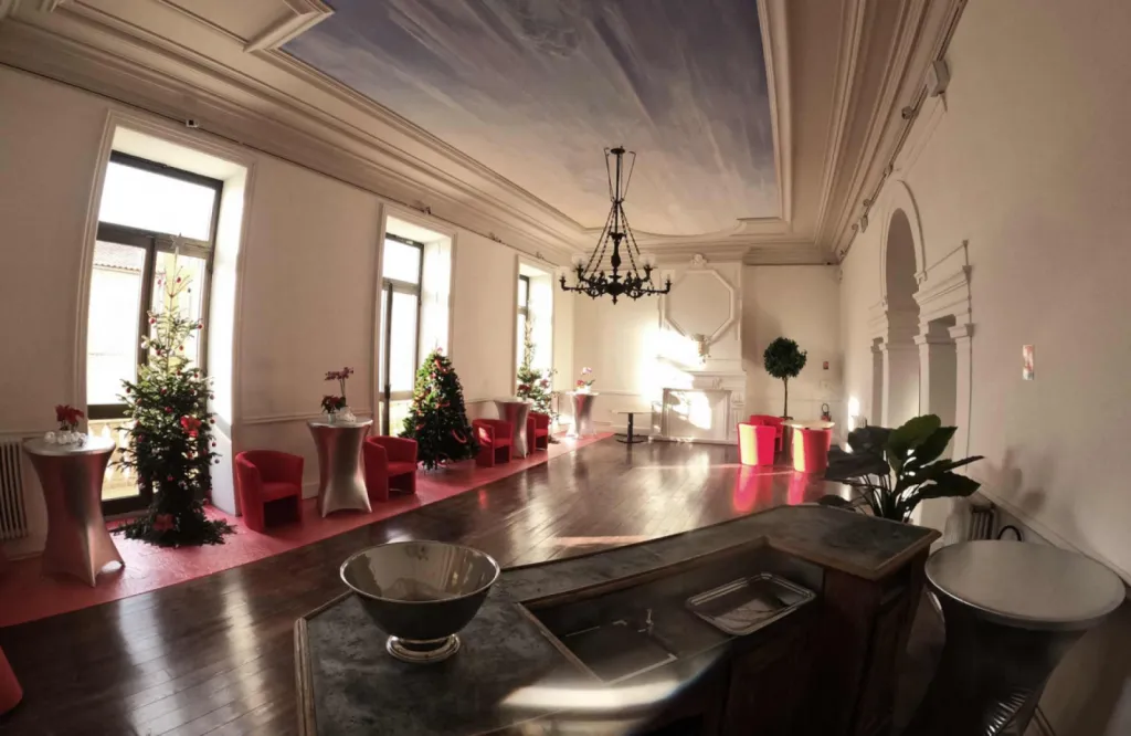 Aménagement d’un plateau de 240 m² pour la Mairie de Tarascon avec mobilier DE SEINE, tables LATITUDE et armoires à rideaux dans une ambiance rouge & bois