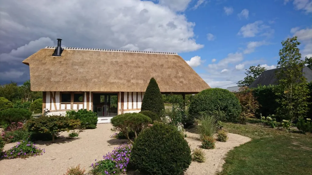 Restauration d'une maison normande en colombages de type longère en chaume à Cany-Barville proche Yerville en Seine Maritime 76