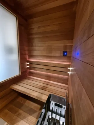 Création et fabrication sur place sauna traditionnel sur mesure avec poêle, assises et vitre sans tain à Uzès proche Bagnols-sur-Cèze et Laudun-l’Ardoise