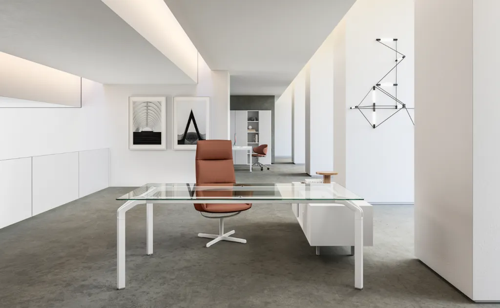 Bureau de direction verre luxe transparent avec pieds blancs à Montpellier